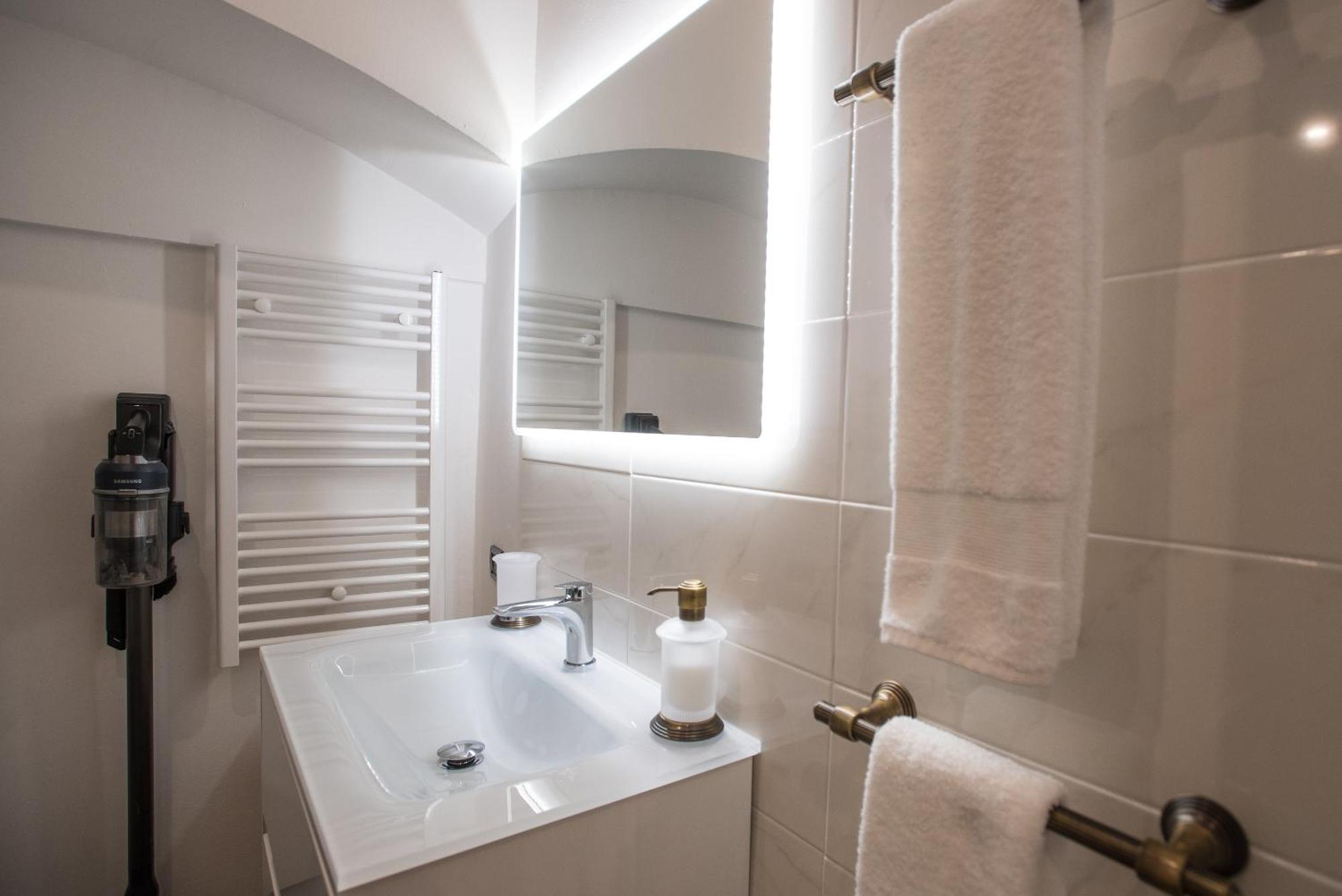 Apartment In The City Centre - Free Parking Cagliari Buitenkant foto